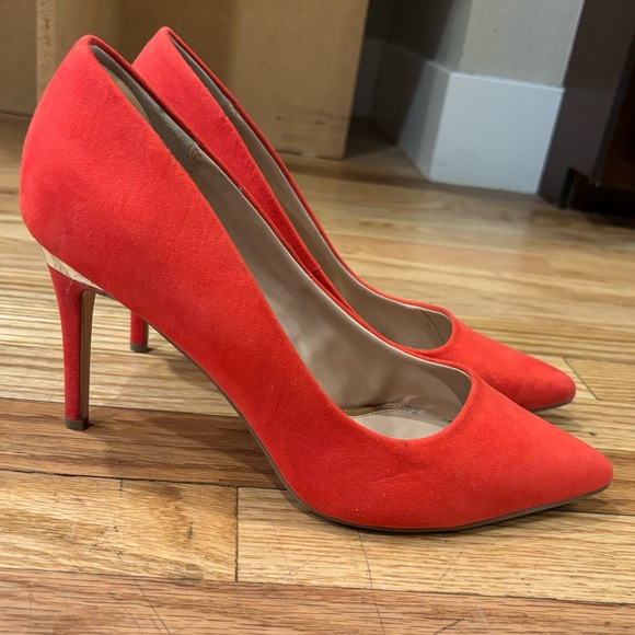 Red High Heels with gold finish on heel size 10 - Picture 1 of 4